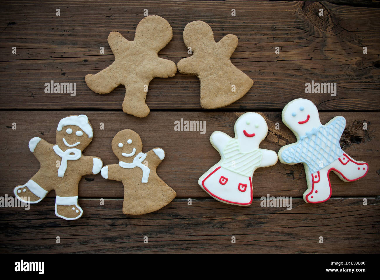 Trois différents Cookies heureux des couples, deux couples et pain d'Épices décorée d'un couple de Témoins Banque D'Images