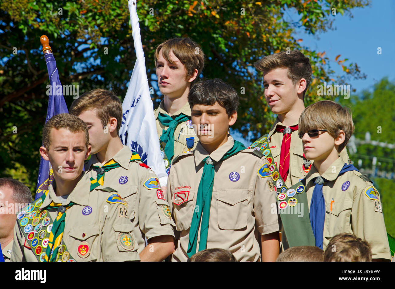 Boy Scouts of America au garde à vous lors d'un discours en l'honneur des anciens combattants de la Deuxième Guerre mondiale. Banque D'Images