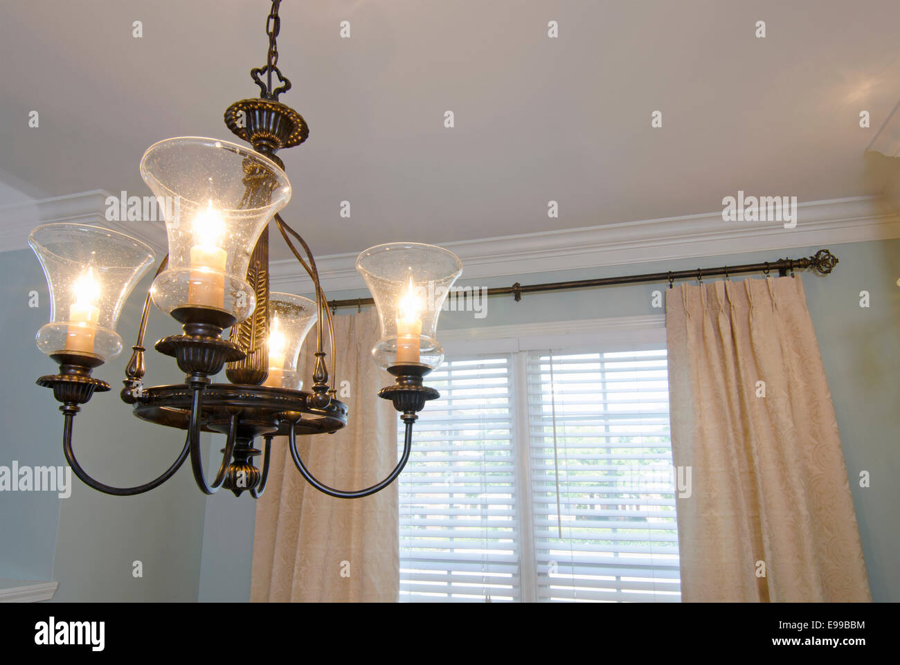 Luminaire : un style traditionnel avec des luminaires suspendus globes soufflé à la main dans une salle à manger. Banque D'Images