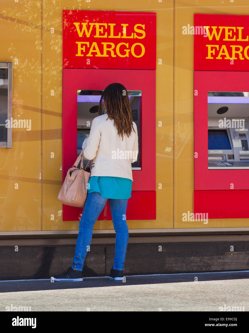 Femme à l'aide de la Wells Fargo ATM - USA Banque D'Images