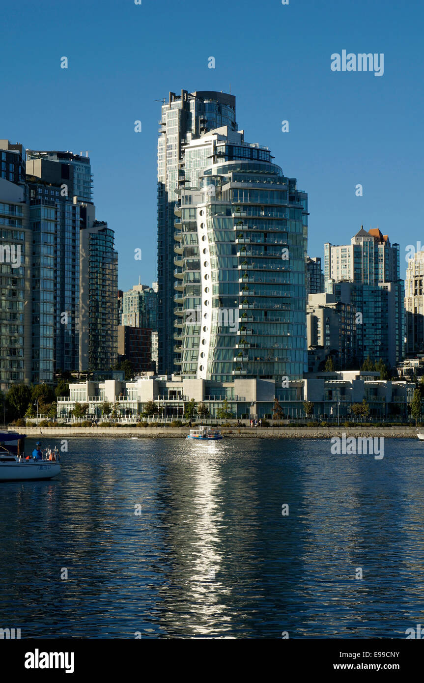 Twisted tower condominium nommé Erickson conçu par Arthur Erickson sur False Creek, Vancouver, British Columbia, Canada Banque D'Images