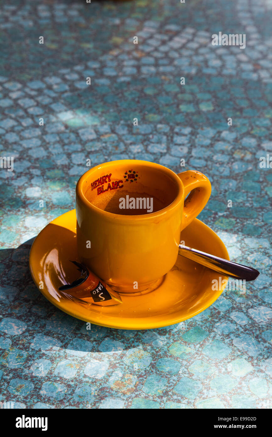 Tasse à café orange vide sur un dessus de table en mosaïque bleue Photo  Stock - Alamy