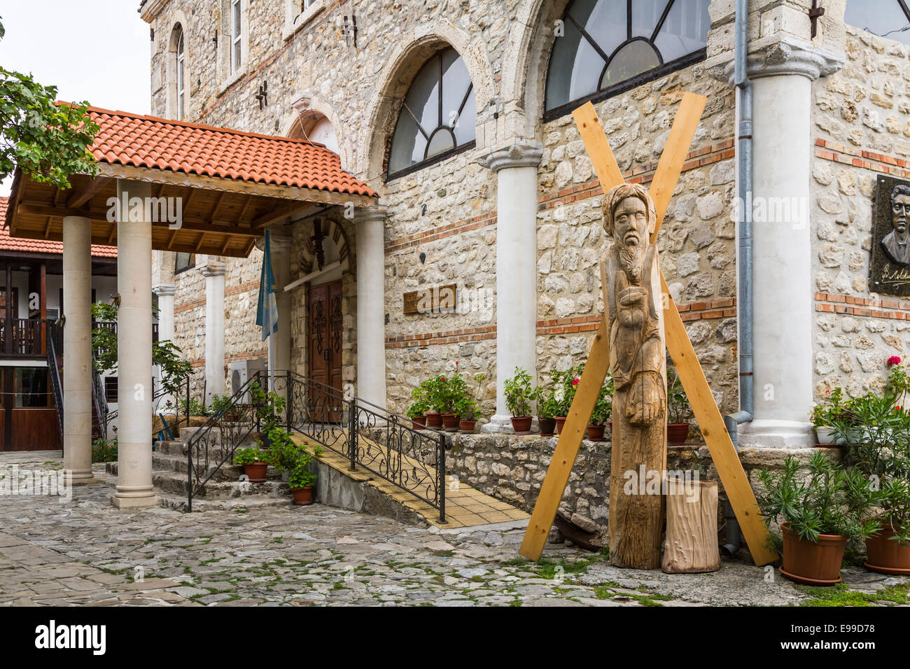 Icônes religieuses dans une cour intérieure de l'église à Nessebar, Bulgarie. Banque D'Images