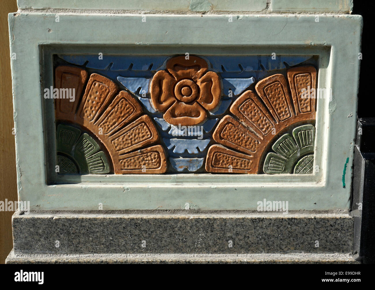 Design Art déco colorés sur la façade de l'Édifice de l'alimentation au centre-ville de Vancouver, BC, Canada Banque D'Images