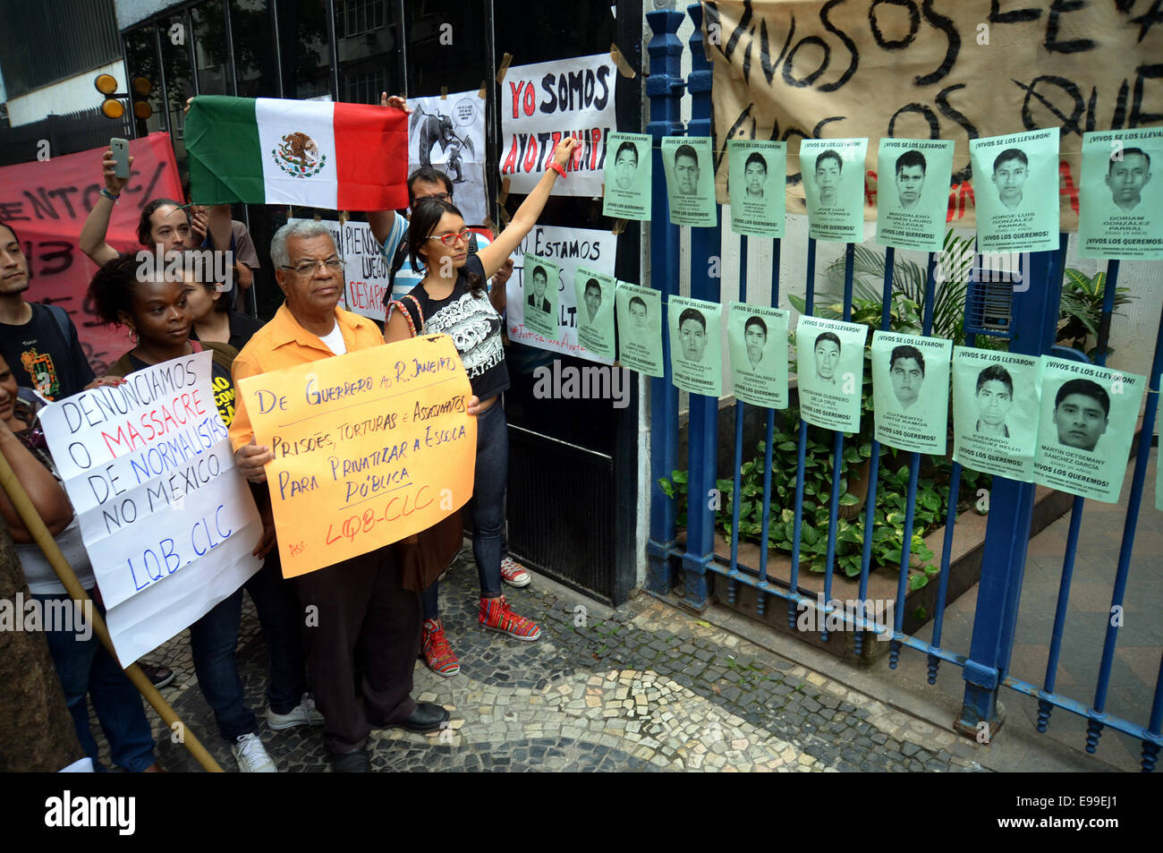 Rio de Janeiro, Brésil. 22 octobre, 2014. Les gens prennent part à une manifestation devant le consulat général du Mexique pour protester contre la disparition de 43 étudiants de l'établissement de formation des enseignants de Ayotzinapa, à Rio de Janeiro, Brésil, le 22 octobre 2014. Des intellectuels de renom du monde entier ont rejoint un tollé international, exiger la justice dans le cas de 43 élèves portés disparus depuis la fin de septembre au Mexique, les médias locaux ont rapporté mercredi. © Adriano Ishibashi/frame/AGENCIA ESTADO/Xinhua/Alamy Live News Banque D'Images