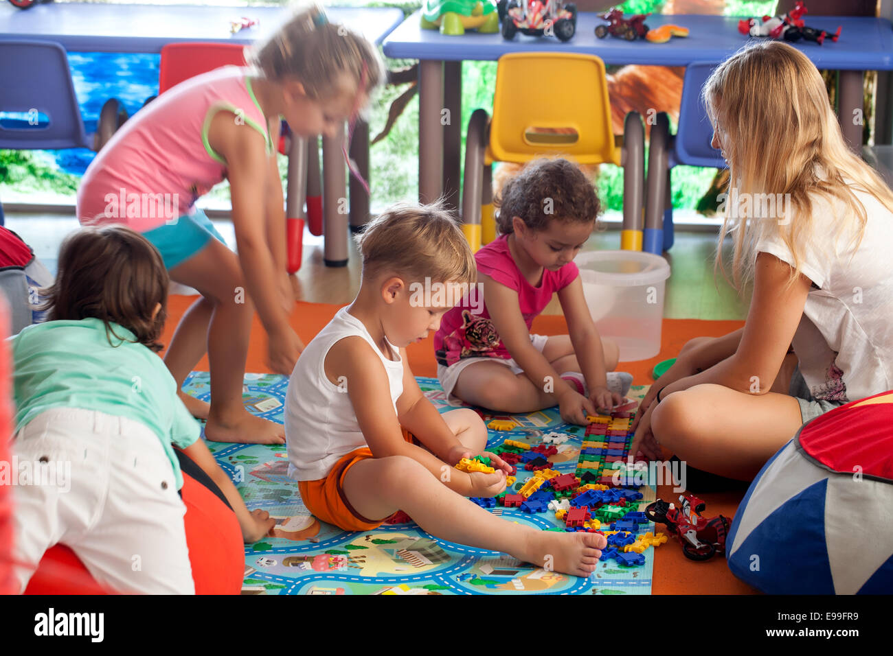 Jouer à des jeux d'enfants en maternelle Banque D'Images