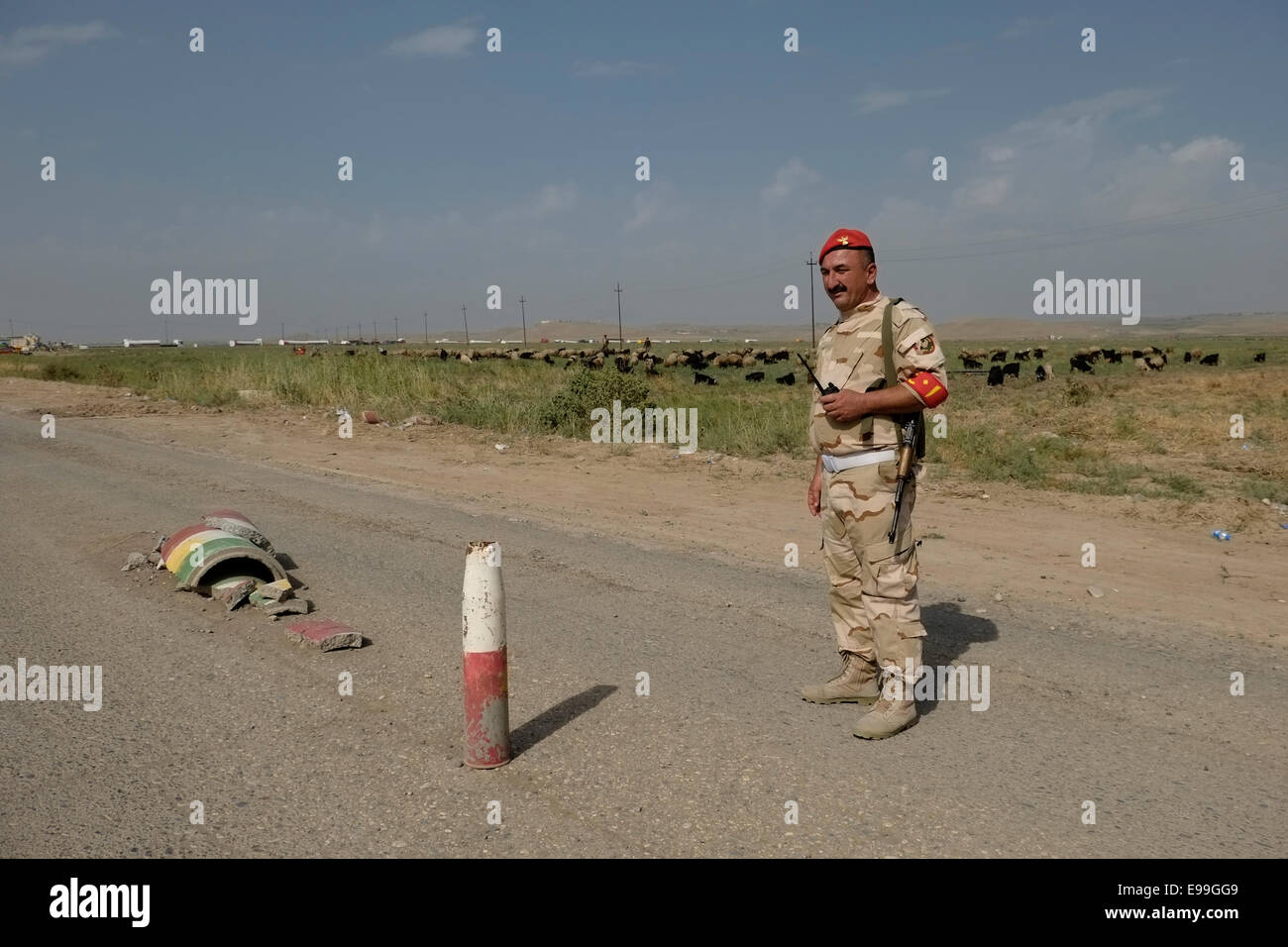 Un membre armé des forces militaires kurdes Peshmerga de la région autonome du Kurdistan d'Irak, près de la ville de Zakho, dans le nord de l'Irak Banque D'Images