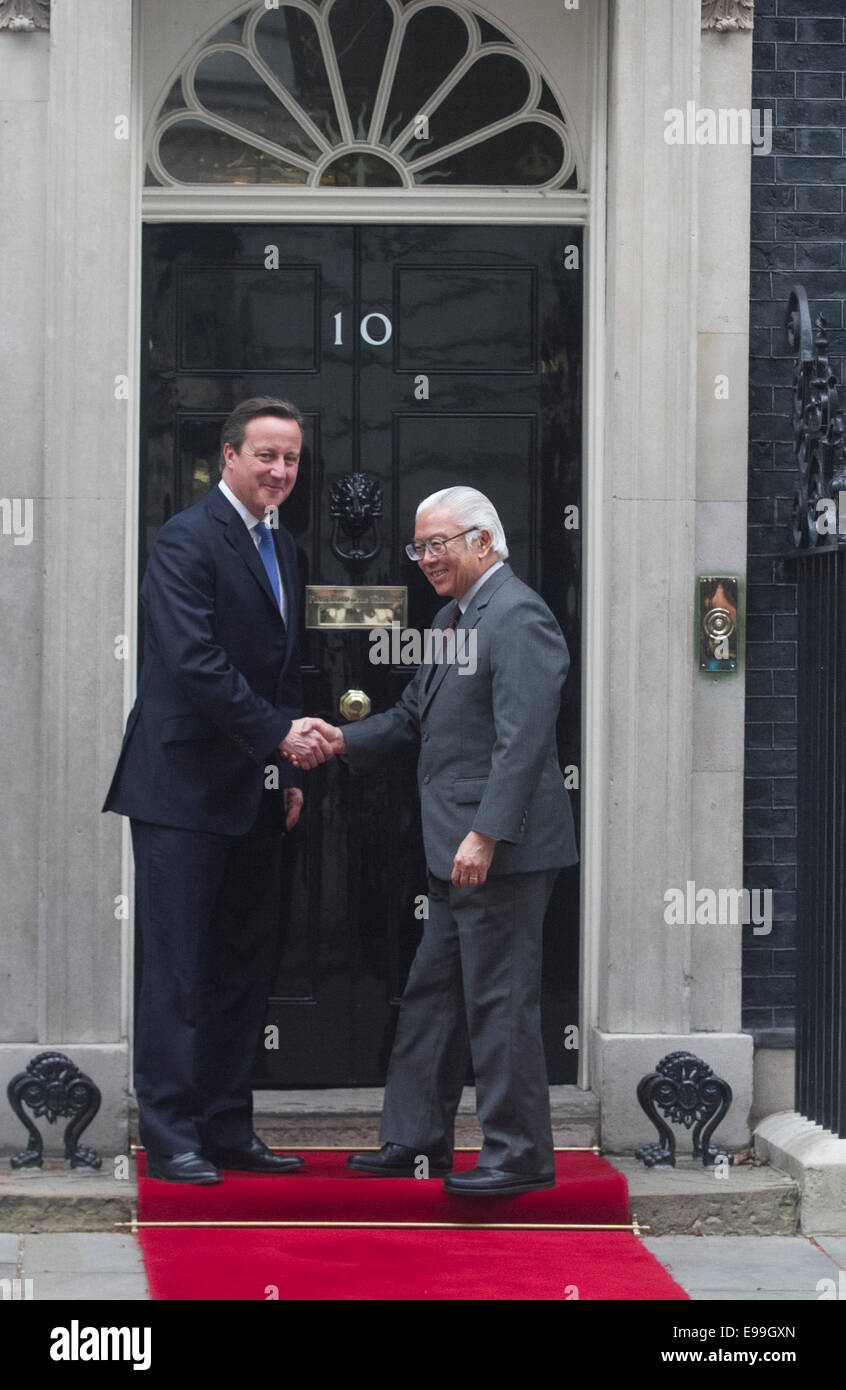 Londres, Royaume-Uni. 22 octobre, 2014. Le président de Singapour Tony Tan est accueilli au 10 Downing street par le Premier ministre britannique David Cameron Crédit : amer ghazzal/Alamy Live News Banque D'Images