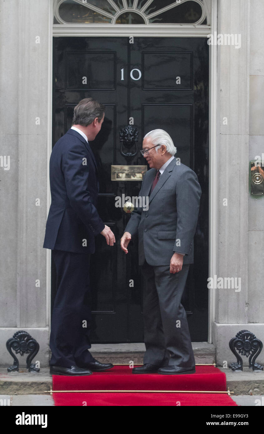 Londres, Royaume-Uni. 22 octobre, 2014. Le président de Singapour Tony Tan est accueilli au 10 Downing street par le Premier ministre britannique David Cameron Crédit : amer ghazzal/Alamy Live News Banque D'Images