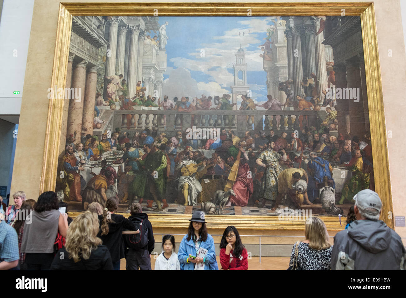 Immense tableau "Les noces de Cana" de Véronèse sur le mur opposé de Mona Lisa dans la même pièce ou galerie au Louvre. Banque D'Images