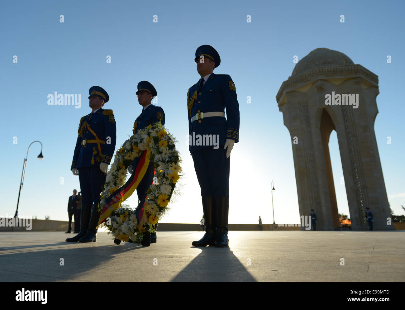 Baku, Azerbaïdjan. 23 Oct, 2014. Les soldats sont présentées au cours d'une cérémonie de dépôt dans les martyrs hall avec le Ministre allemand des affaires étrangères, Frank-Walter STEINMEIER (SPD) de Bakou, Azerbaïdjan, 23 octobre 2014. Le site du mémorial du cimetière et se souvient des victimes de la guerre entre l'Arménie et l'Azerbaïdjan à propos de la région du Haut-Karabakh et de la guerre de l'invasion soviétique à Bakou. Steinmeier visites l'Azerbaïdjan et l'Arménie au cours de son voyage. Photo : Rainer Jensen/dpa/Alamy Live News Banque D'Images