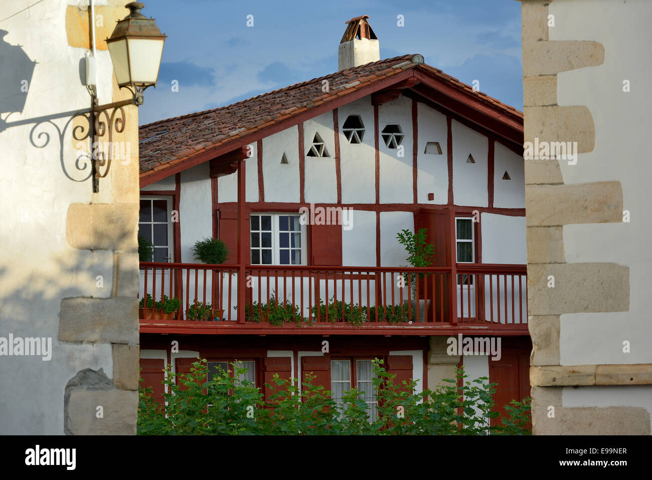 France, Pyrénées Atlantiques, Pays Basque, Sare, Labourd, maison à colombages traditionnelle Banque D'Images