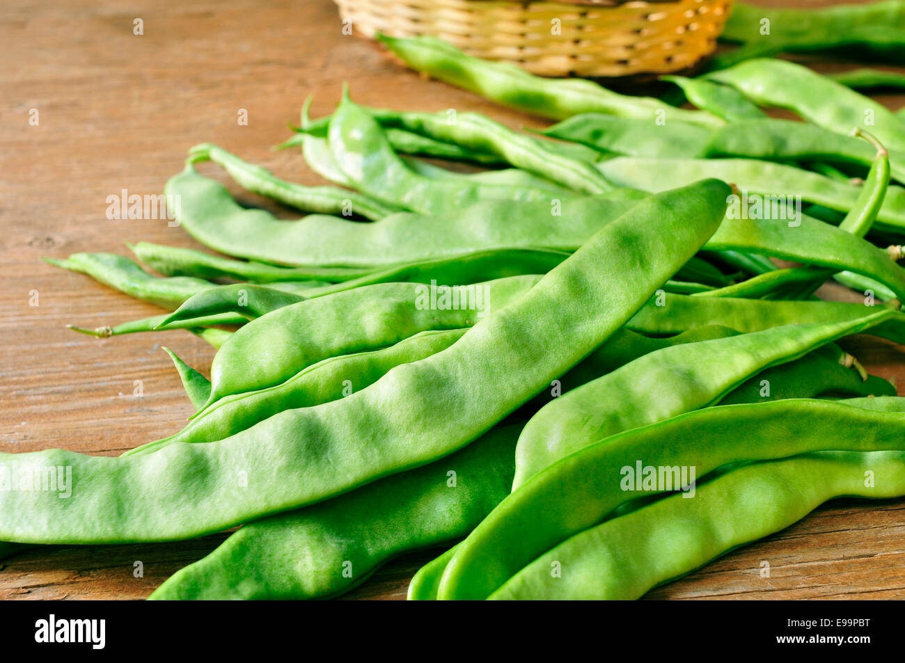 Une pile de gousses de haricots verts sur une table en bois Banque D'Images