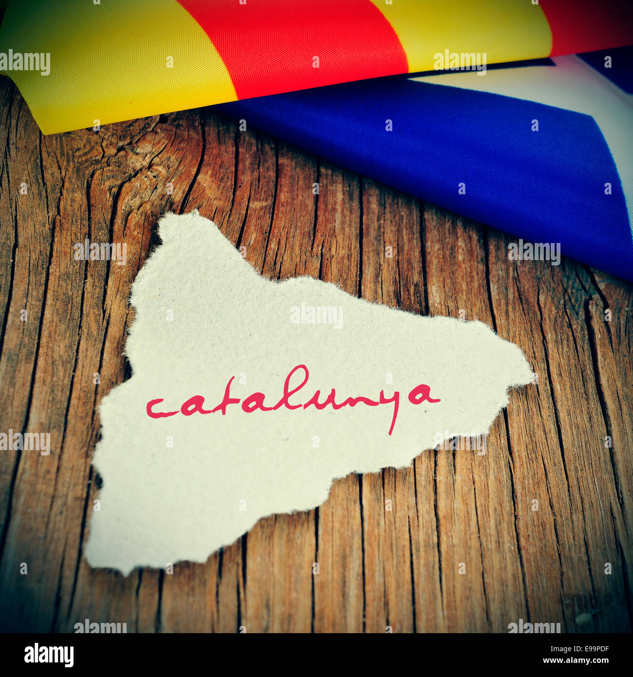 Un morceau de papier en forme de la Catalogne avec le mot de Catalogne, Catalogne écrit en catalan, sur un fond de bois avec un Banque D'Images