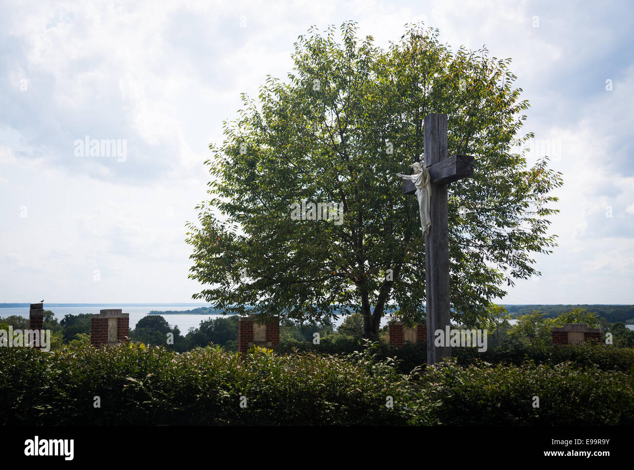 Statue de Jésus sur la croix dominant la rivière Banque D'Images