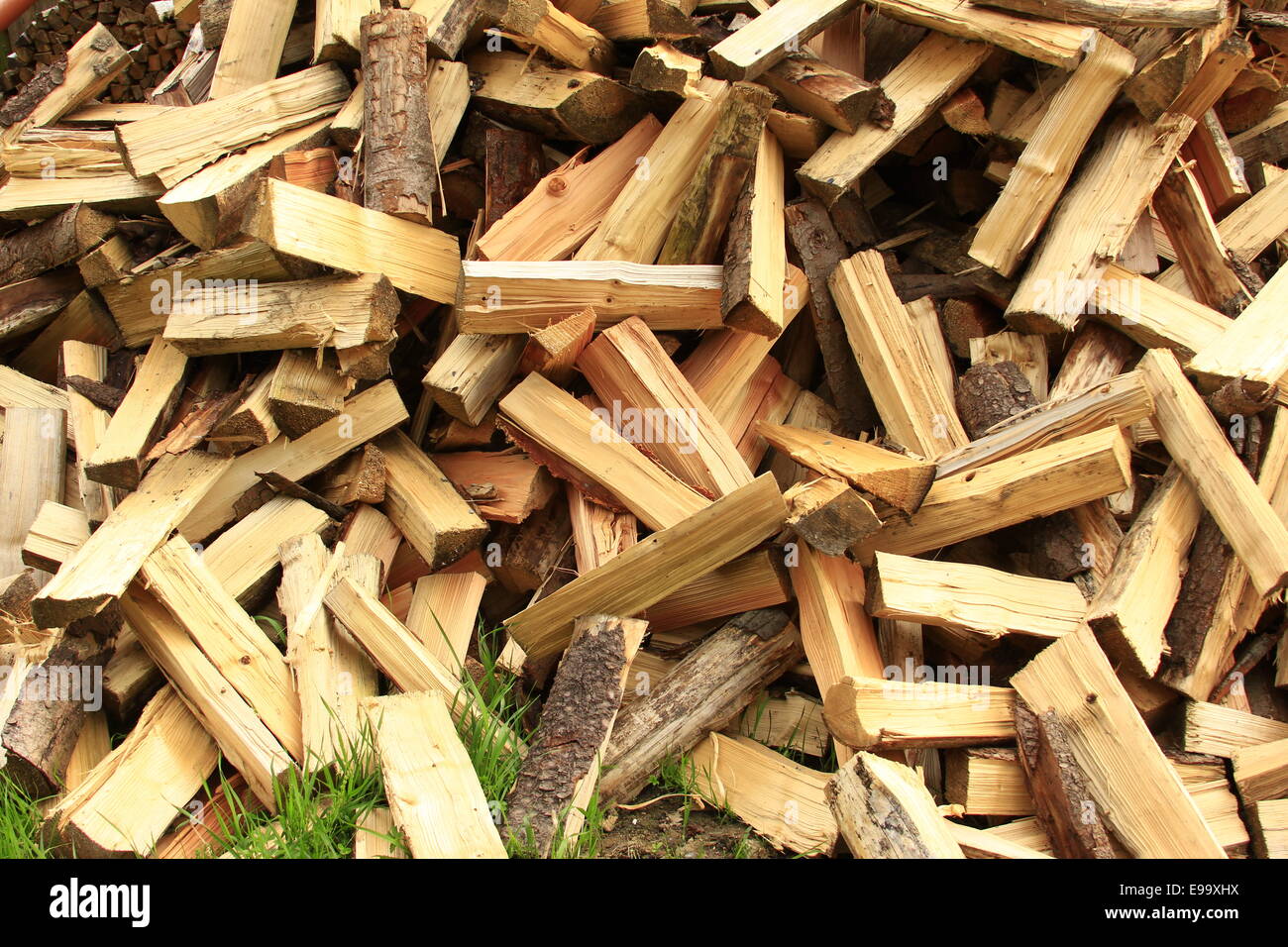 Sciages et bois de chauffage fendu Banque D'Images