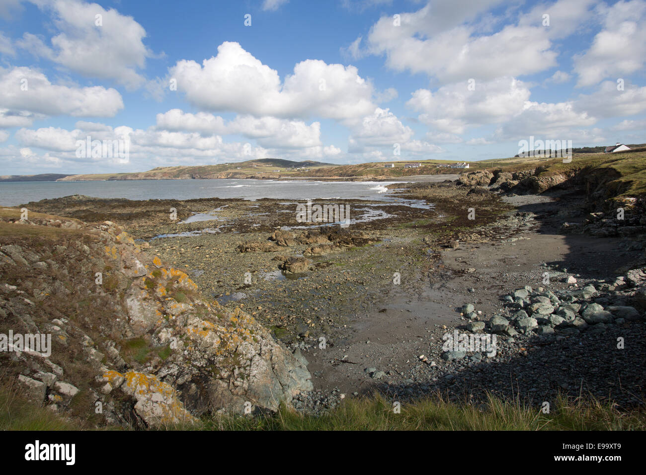 Le sentier du littoral du pays de Galles dans le Nord du Pays de Galles. Vue pittoresque de la côte ouest d'Anglesey section du sentier du littoral du pays de Galles. Banque D'Images