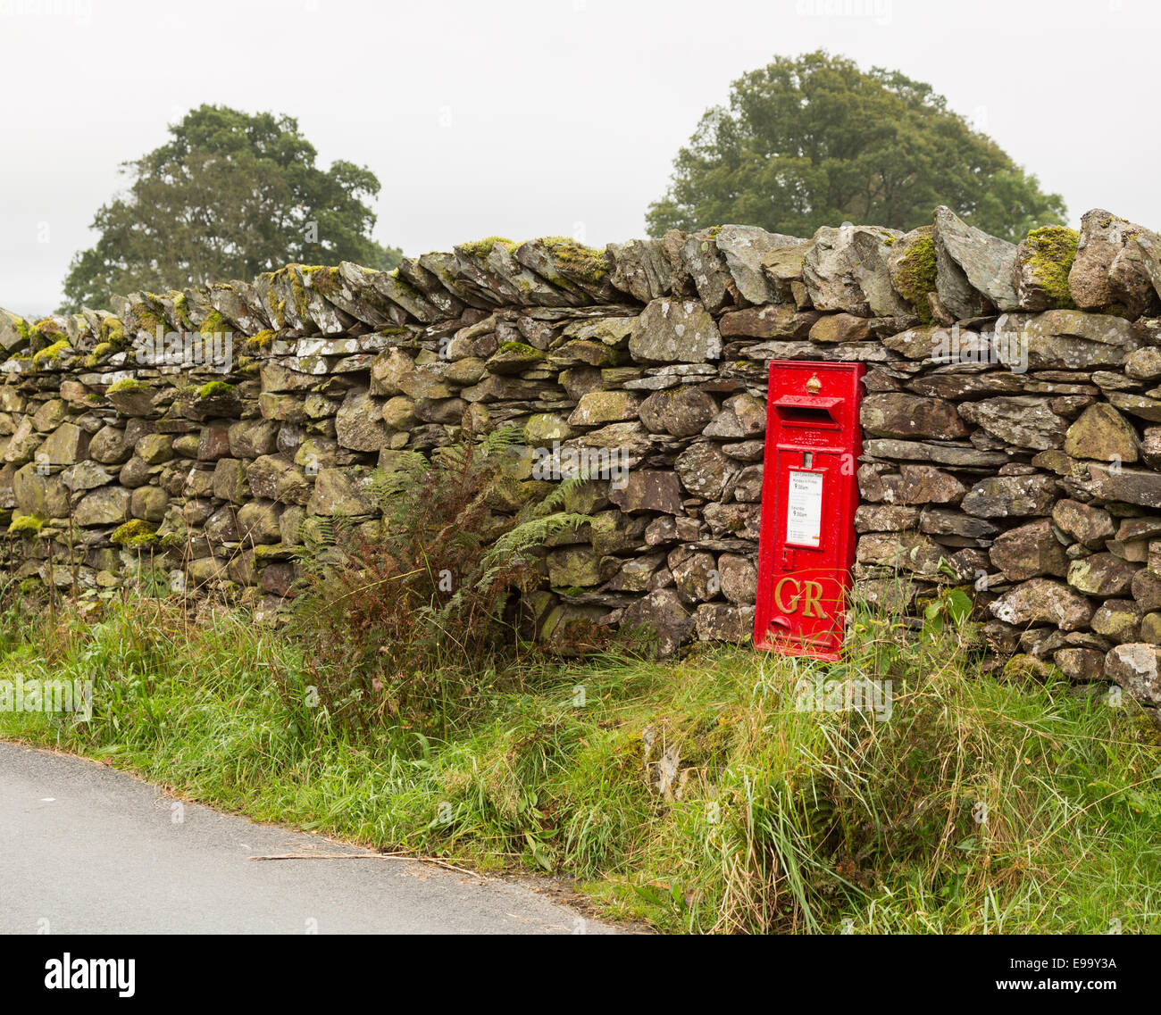 Vieux Roi George Post box rouge dans mur de pierre Banque D'Images