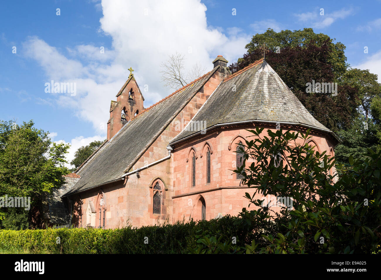 Église Saint Hilaire par Erbistock rivière Dee Banque D'Images