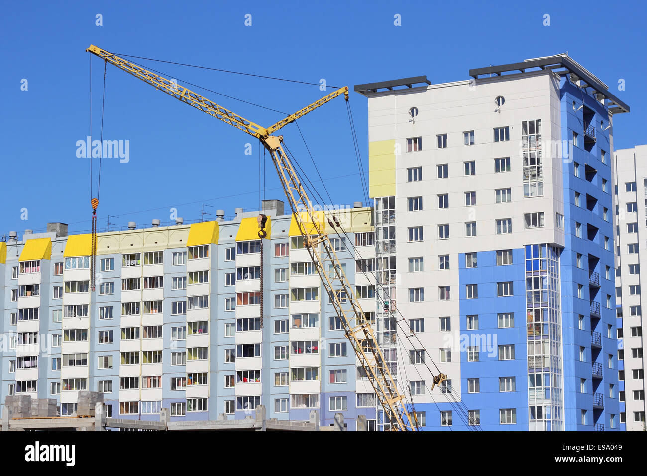 Grue jaune et bleu ciel sur chantier Banque D'Images