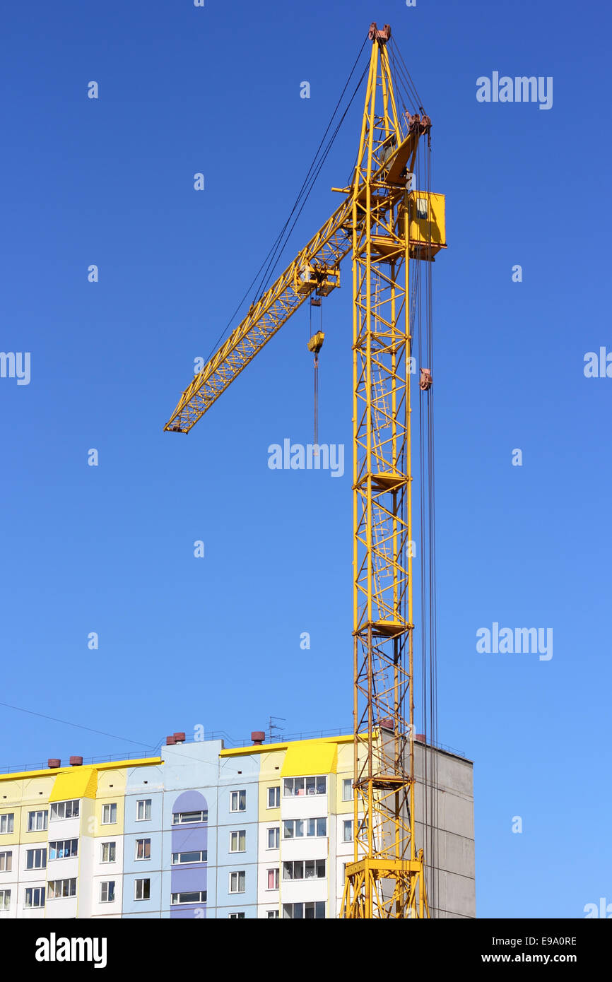 Grue jaune et bleu ciel sur chantier Banque D'Images
