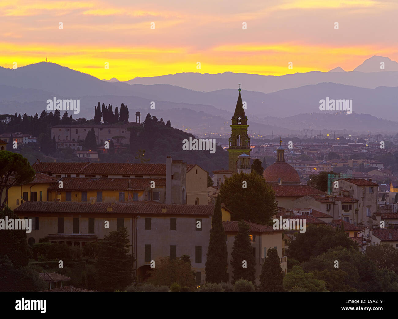 Vue sur les sommets des Alpes dans les rayons dorés du soleil couchant. Banque D'Images