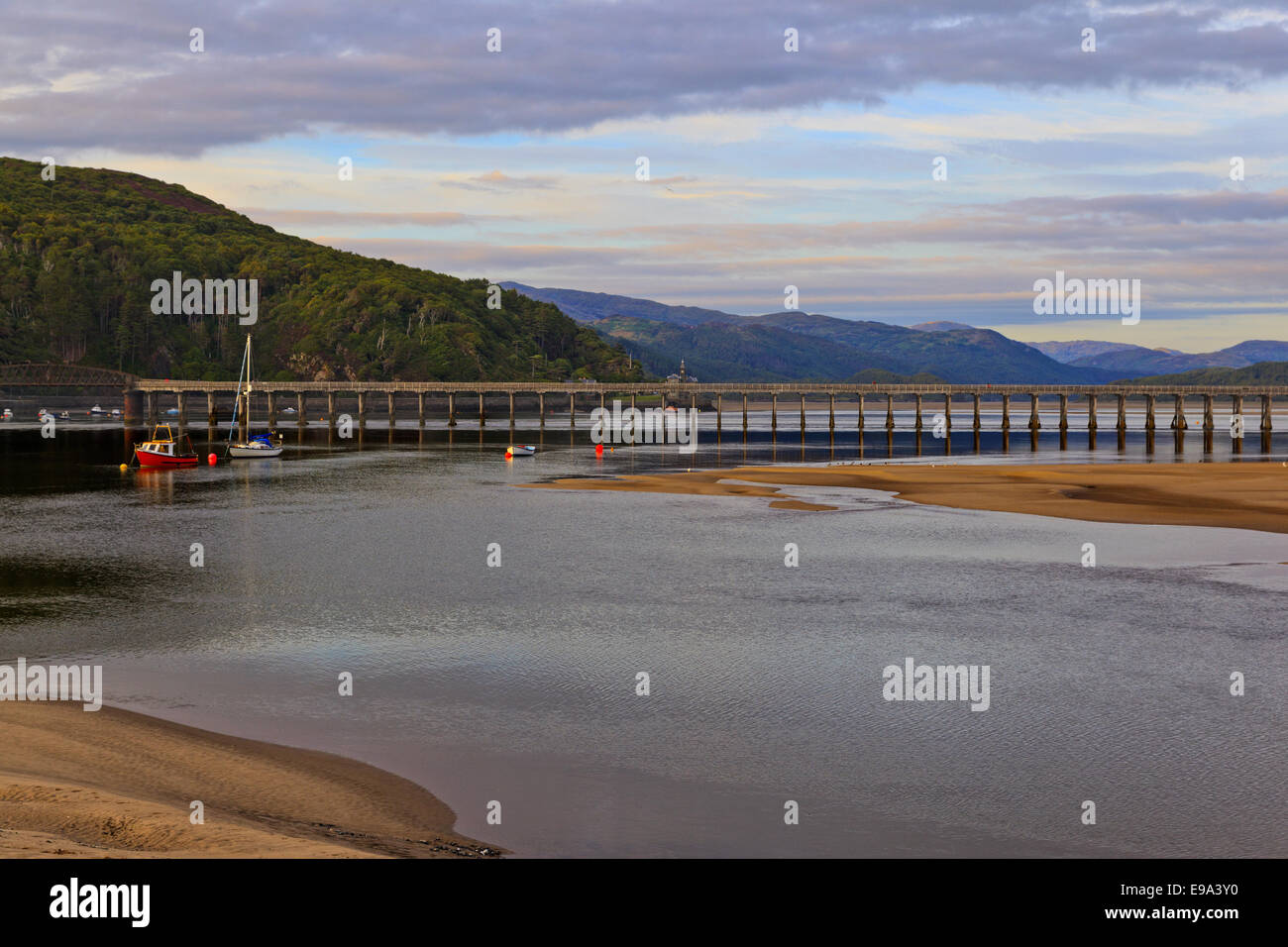 Le pont de chemin de fer traversant l'estuaire de Mawddach au crépuscule vue de Fairbourne Banque D'Images