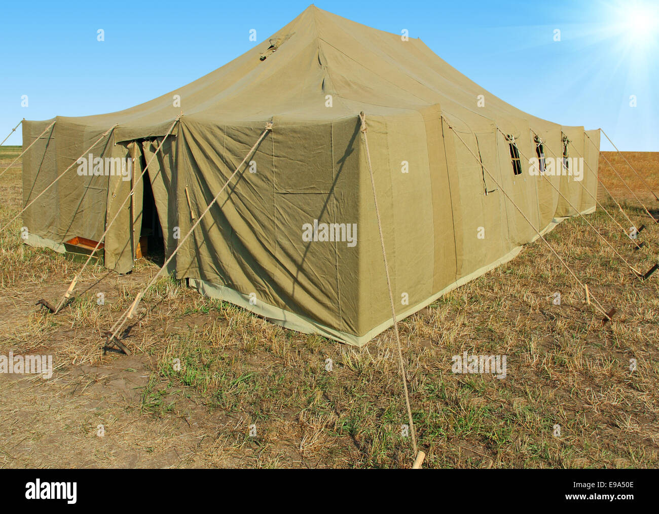 Très grande tente militaire dans le domaine Banque D'Images