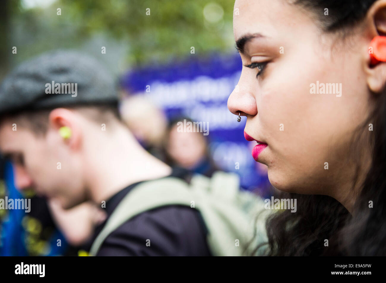 Une femme avec un nez piercing. Banque D'Images