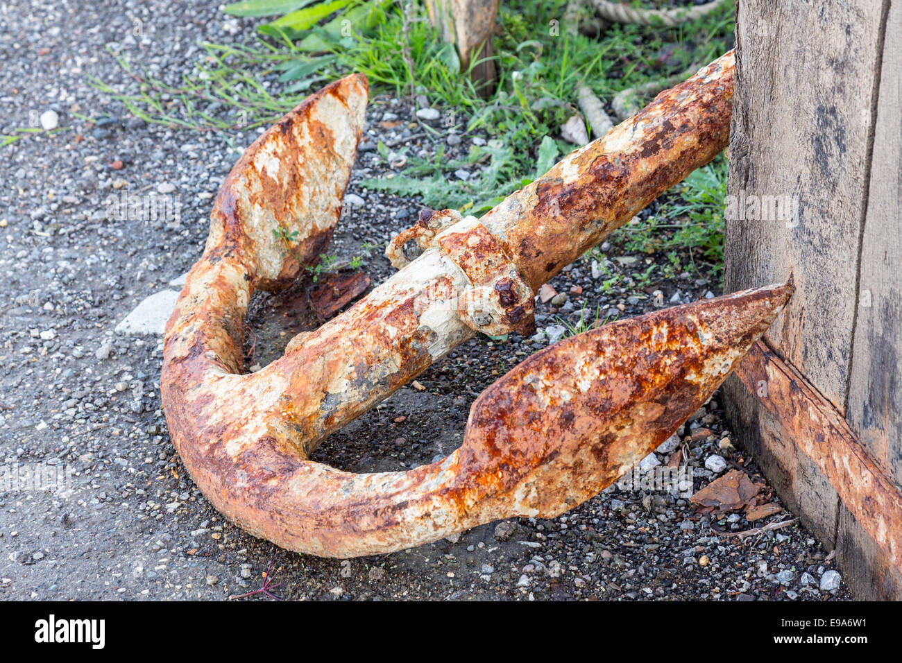 Old rusty anchor sur la vérification à quai Banque D'Images