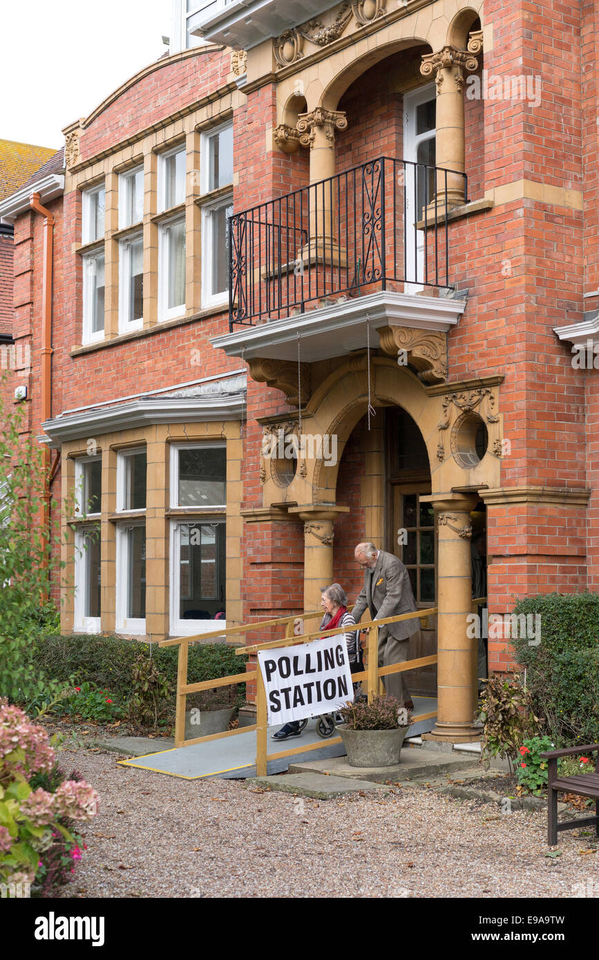 Un bureau de vote est ouvert aujourd'hui - UK Banque D'Images