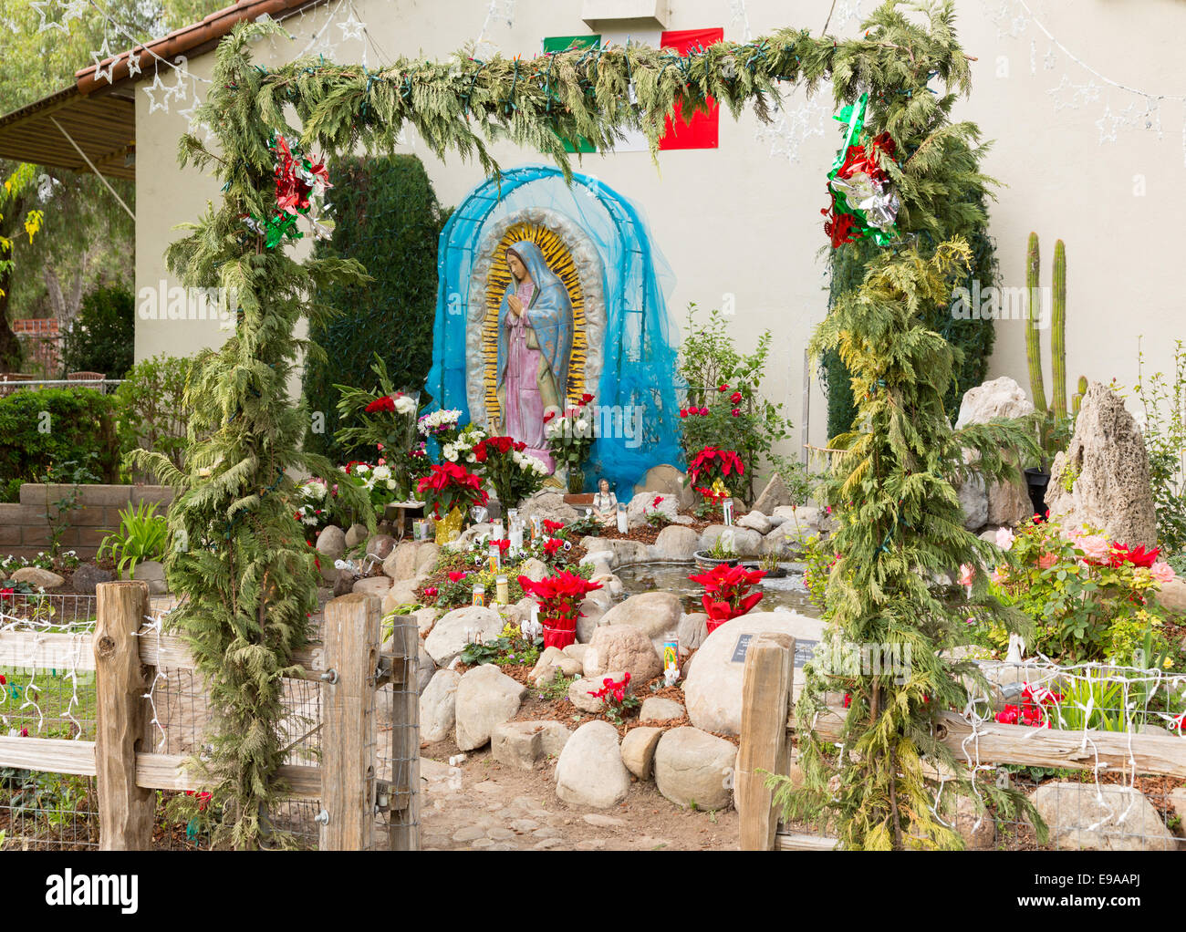 Jour nuageux à Californie Mission Santa Ines Banque D'Images