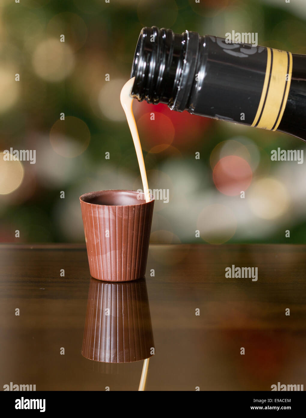 Boisson à la crème irlandaise et verser dans le chocolat Banque D'Images