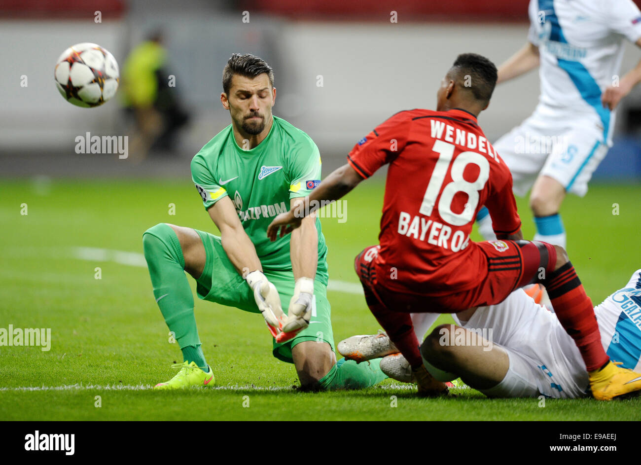 Leverkusen, Allemagne. 22 octobre, 2014. Saison 2014/2015 UEFA Champions-League phase de groupes Journée 3, Bayer 04 Leverkusen vs Zenit Saint-Pétersbourg--- Wendell (Leverkusen) ne peut pas aller au-delà de gardien Torwart Yuri Lodygin : Crédit kolvenbach/Alamy Live News Banque D'Images