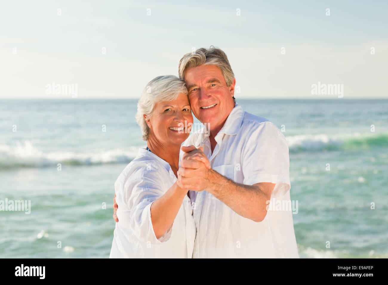 Young couple Dancing on the beach Banque D'Images