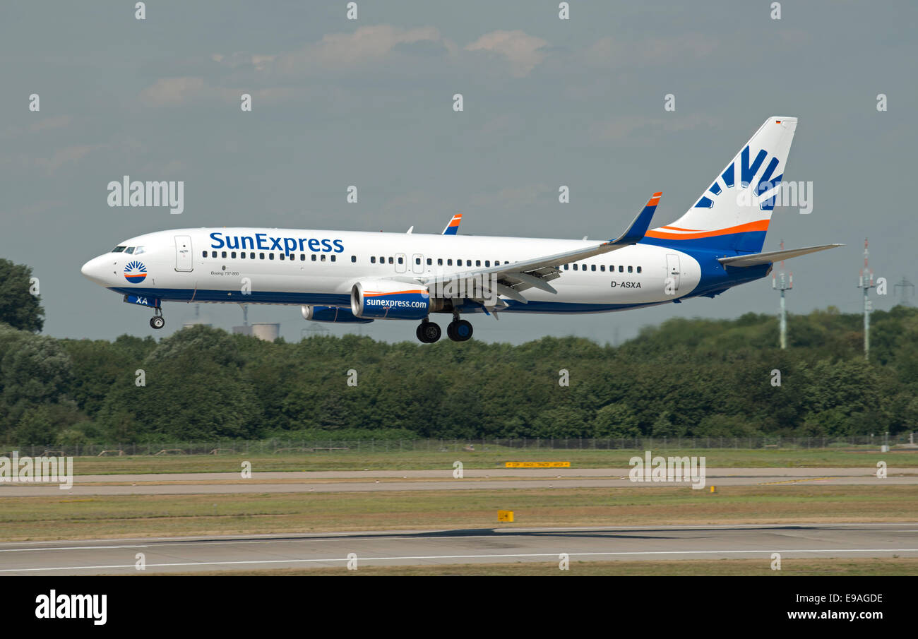 Sun Express Boeing 737 avion à l'atterrissage à l'aéroport international de Düsseldorf Allemagne Banque D'Images