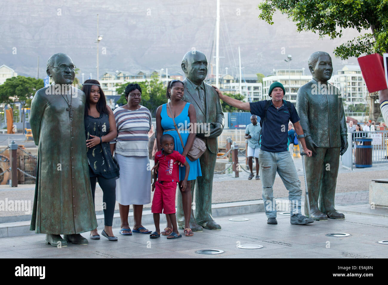 Des statues de lauréats du Prix Nobel de la Paix Desmond Tutu, Frederik Willem de Klerk et Nelson Mandela, Prix Nobel de Square, Victoria & Alfred Banque D'Images