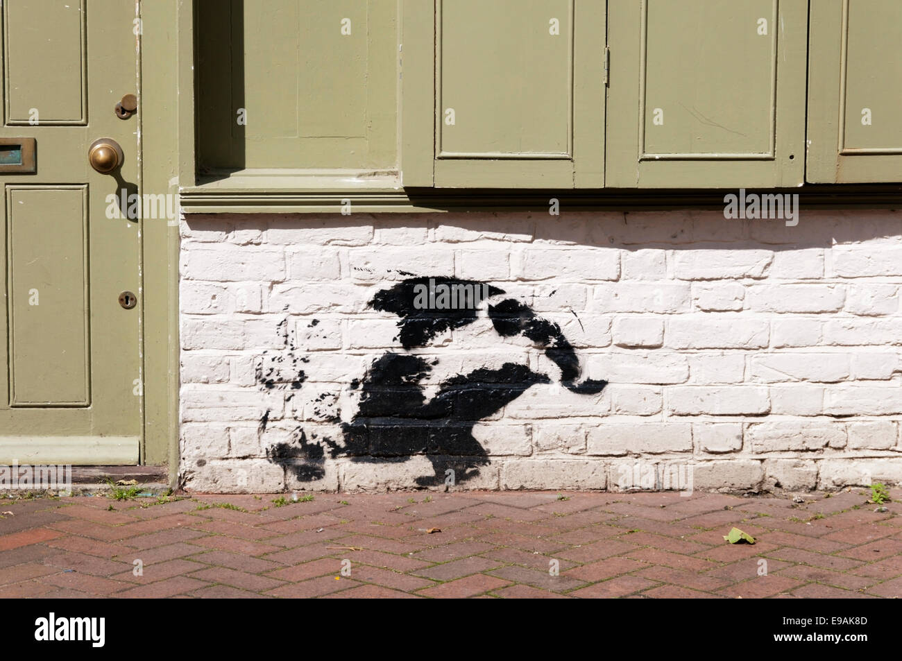 Un blaireau par stencil graffiti Stewy à Margate. Banque D'Images