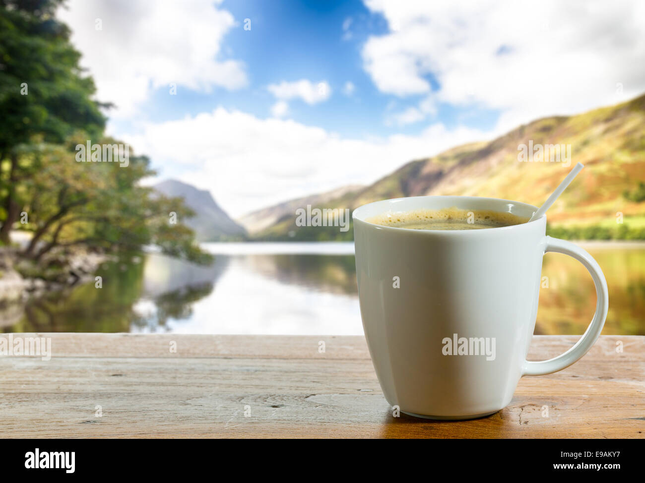Tasse de café sur la table en bois au bord du lac Banque D'Images Tasse de café sur la table en bois au bord du lac Banque D'Images