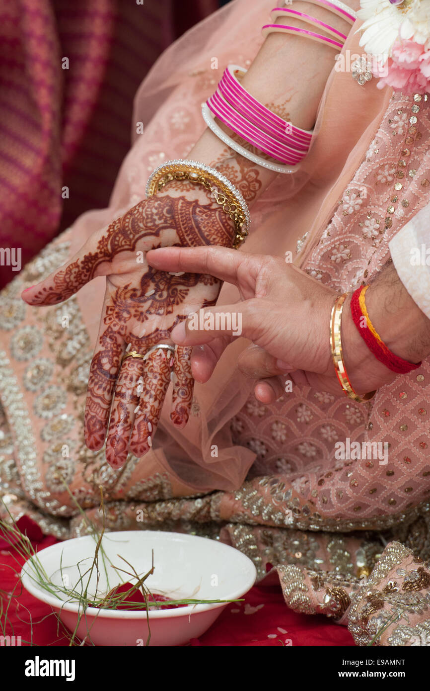 Mariage hindou indien avec des guirlandes de fleurs de couleurs et de bonheur beauté Banque D'Images