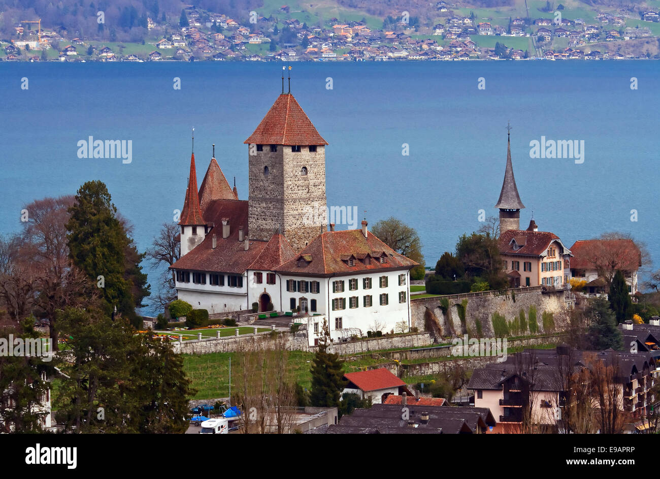 Église piez avec lac de Thoune en Suisse Banque D'Images