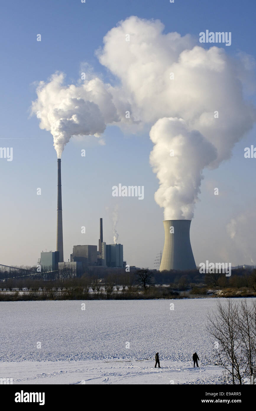 Centrale électrique au charbon dans paysage de neige Banque D'Images
