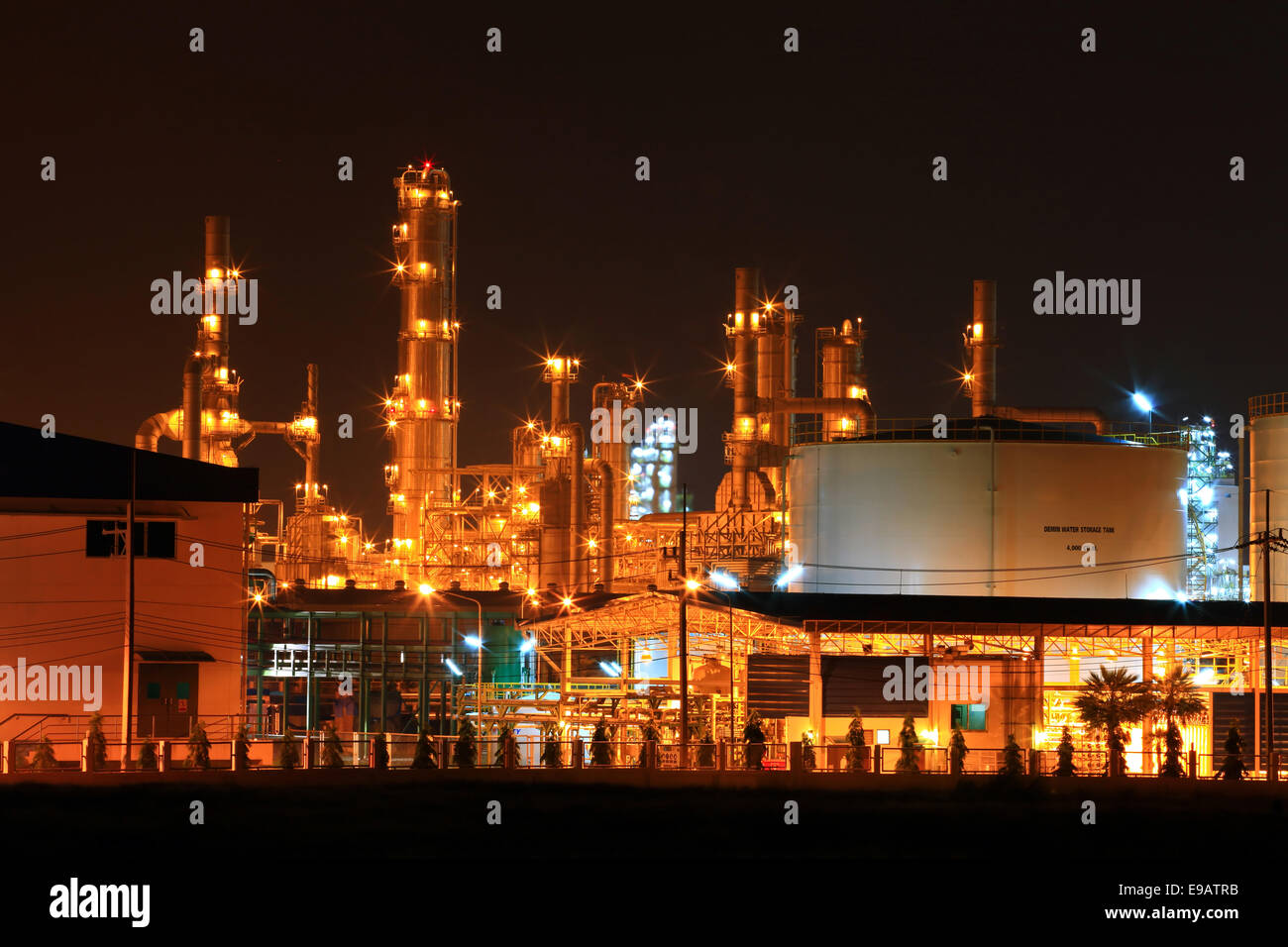 Raffinerie pétrochimique avec stockage de l'usine Banque D'Images