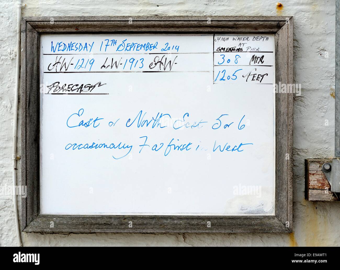 Les prévisions d'expédition sur une lingette sèche board St Ives harbour Cornwall England uk Banque D'Images