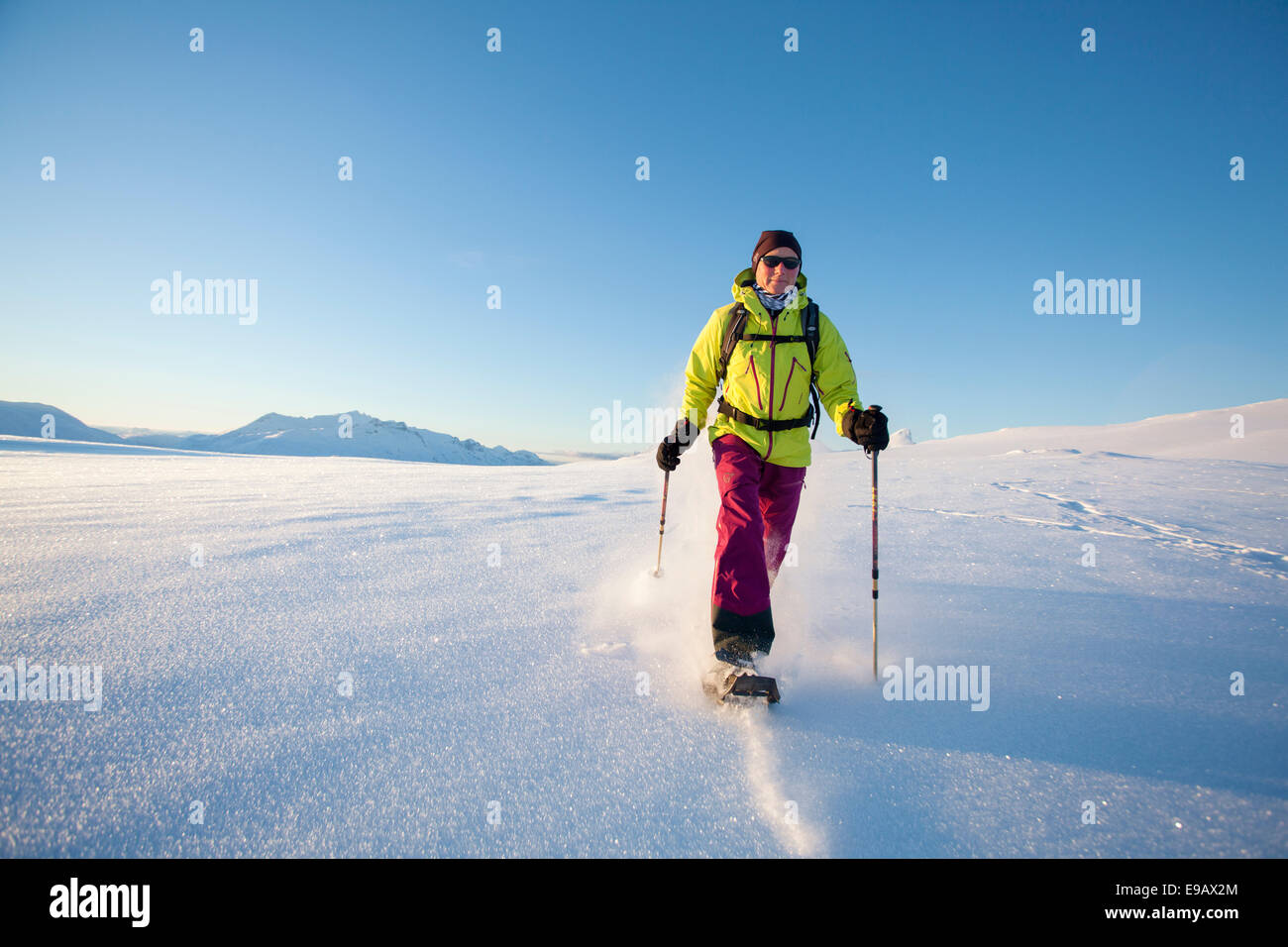 Le Walker sur Rodtinden, Kvaloya, Tromso, Troms, Norvège Banque D'Images