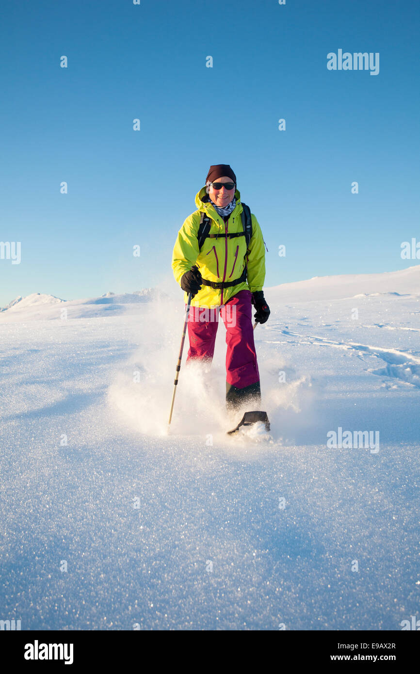 Le Walker sur Rodtinden, Kvaloya, Tromso, Troms, Norvège Banque D'Images