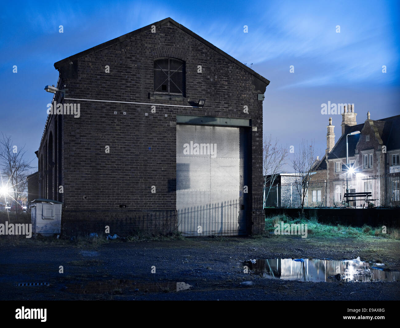Hangar à marchandises Frodsham nuit avec ciel bleu longue exposition, gare warehouse bâtiment abandonné, cheshire frodsham Banque D'Images