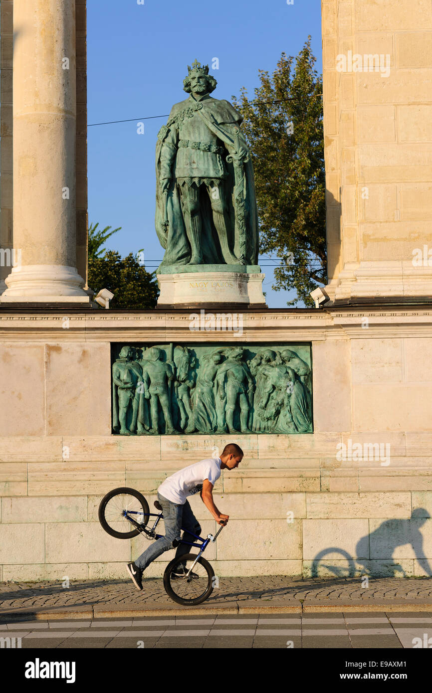 Cycliste BMX en face du Millenium Monument à la Place des Héros, Budapest, Hongrie Banque D'Images