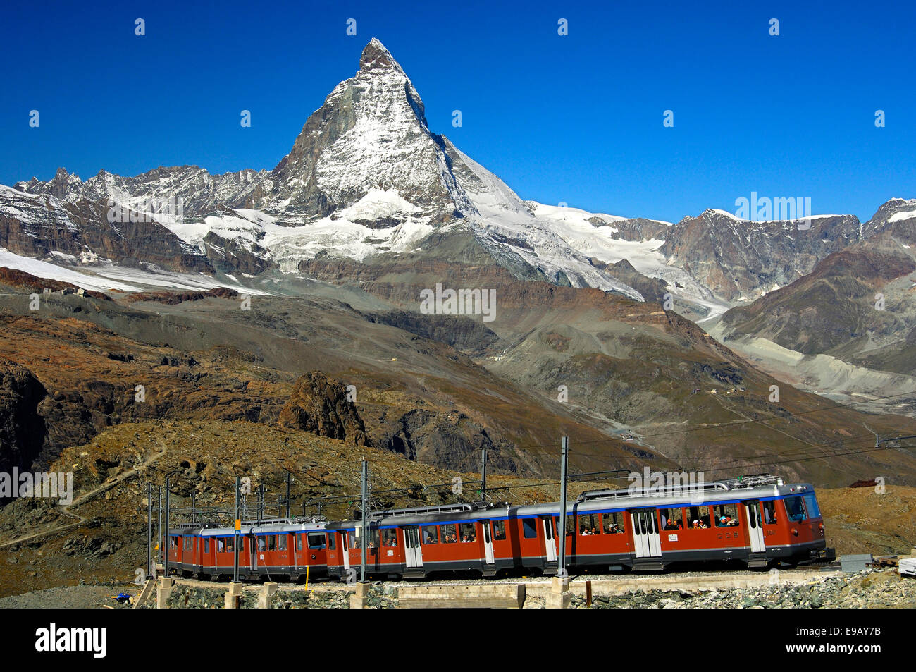 Chemin de fer entre Gornergratbahn Zermatt-Gornergrat en face du Matterhorn, Zermatt, Valais, Suisse Banque D'Images