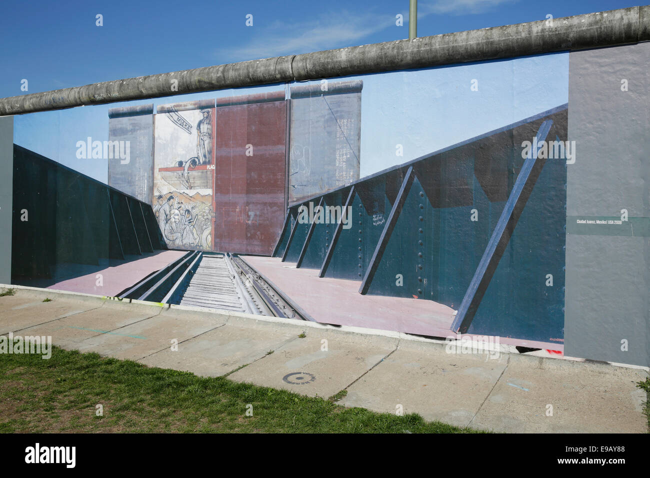 Exposition de photos sur le côté donnant sur la rivière Spree, vestiges du Mur de Berlin, East Side Gallery, Berlin, Allemagne Banque D'Images
